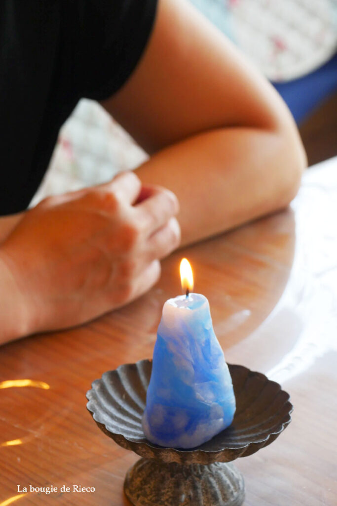 完成した手ごねキャンドルを1つ灯して